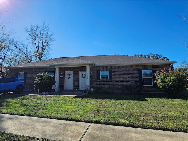 single story home with a front yard