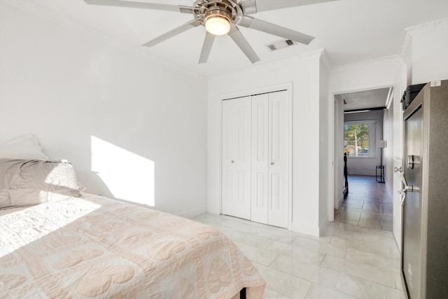 bedroom with ceiling fan, a closet, and ornamental molding