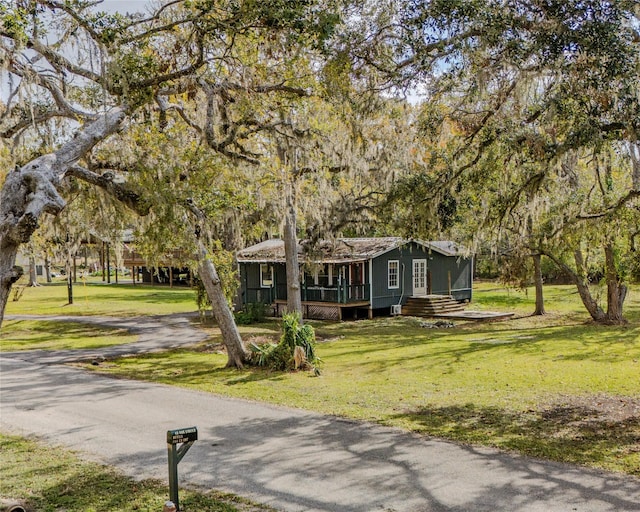 view of front of property featuring a front lawn