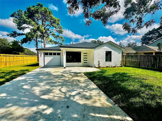 view of front of house featuring a front yard and a garage