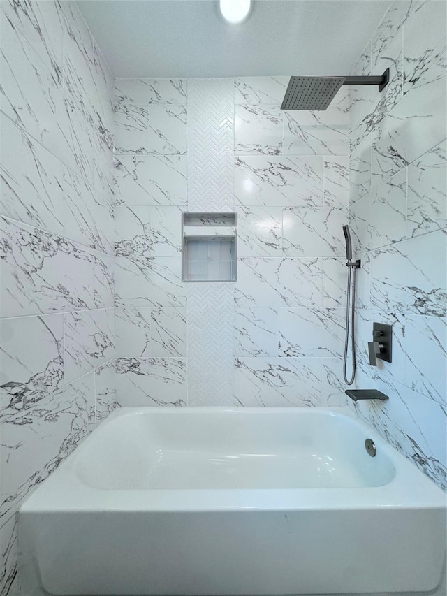 bathroom featuring tiled shower / bath combo