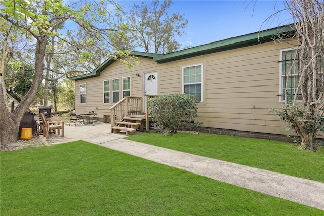 view of front of property featuring a front yard and a patio area