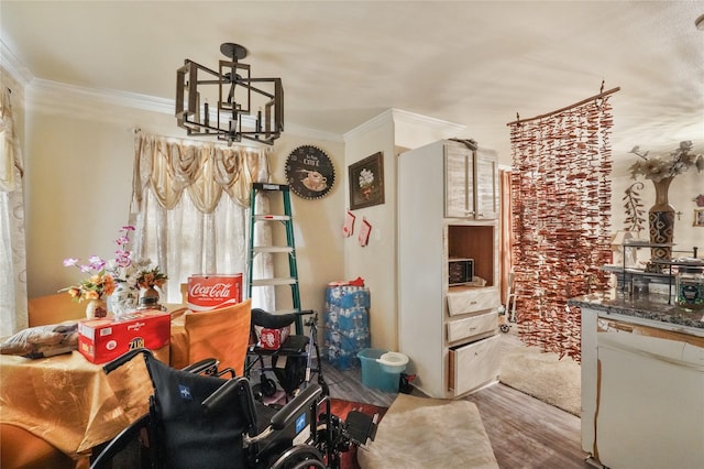 dining room featuring hardwood / wood-style flooring, crown molding, and a notable chandelier