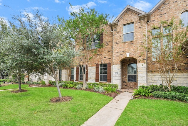 multi unit property featuring a front yard