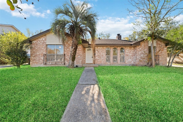 single story home featuring a front lawn