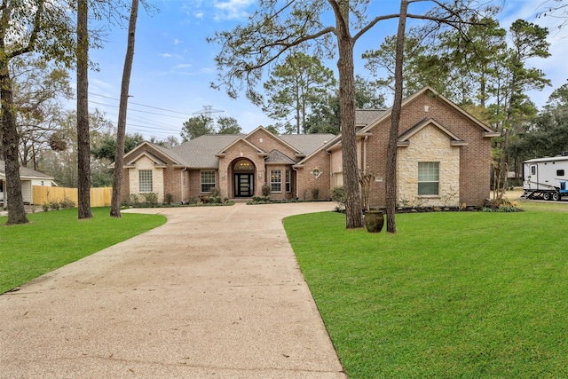 view of front of house featuring a front yard