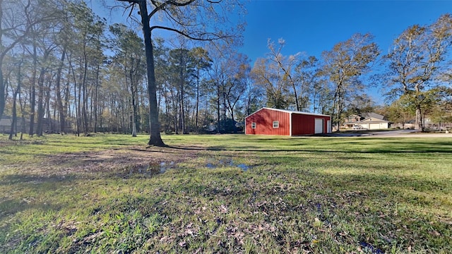 view of yard with an outbuilding