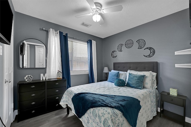 bedroom with hardwood / wood-style floors, a textured ceiling, and ceiling fan