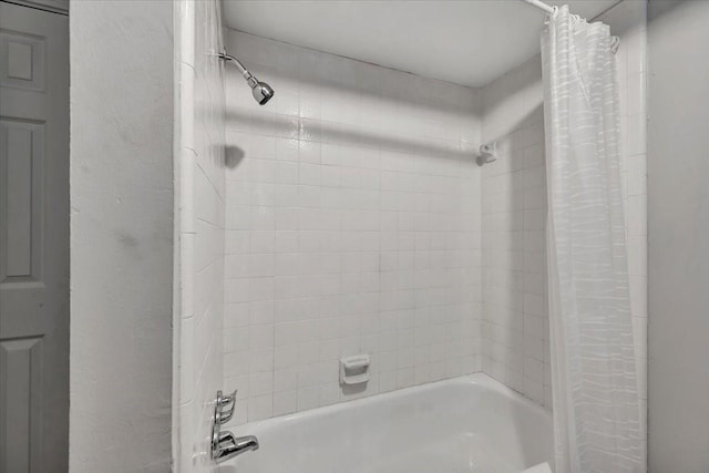 bathroom with shower / bath combo