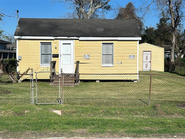 view of front of house with a front lawn