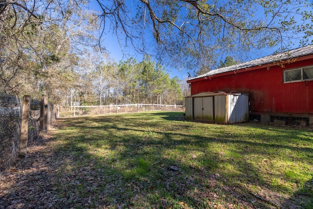 view of yard featuring a shed