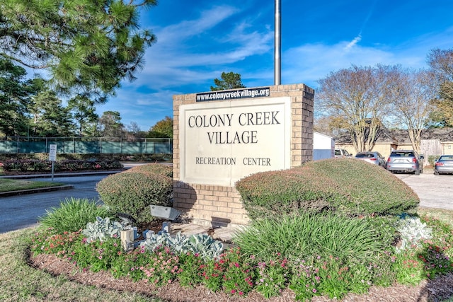 view of community / neighborhood sign