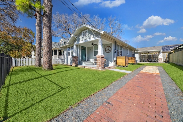 view of front of home with ceiling fan, a porch, and a front lawn