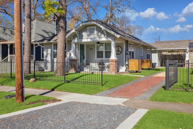 view of front of home with ceiling fan, covered porch, and a front yard