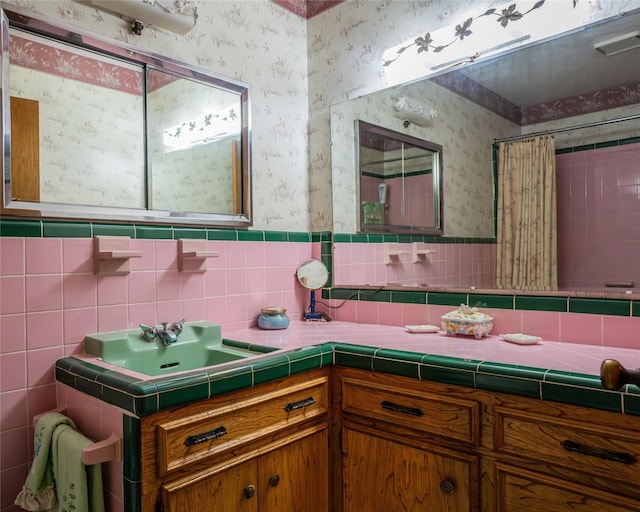 bathroom featuring a shower with curtain and vanity