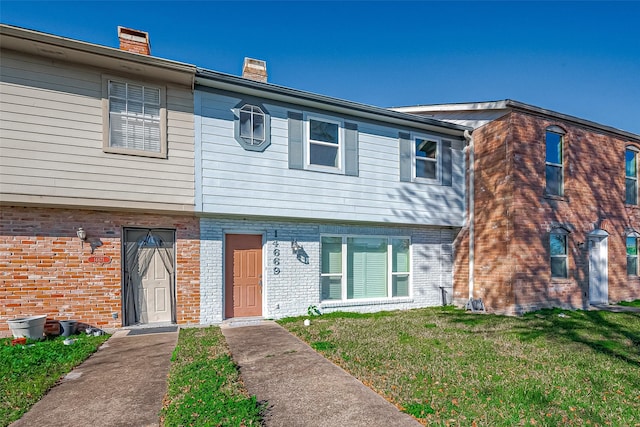 townhome / multi-family property featuring a front yard