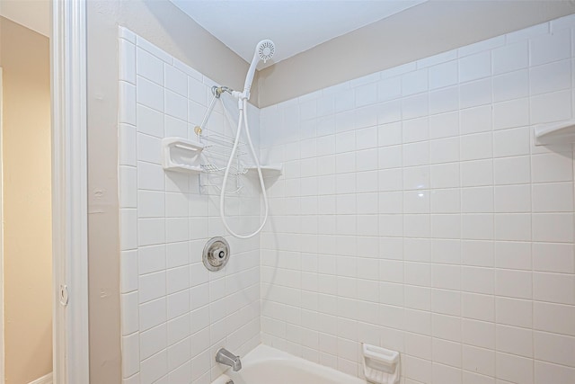 bathroom featuring tiled shower / bath combo