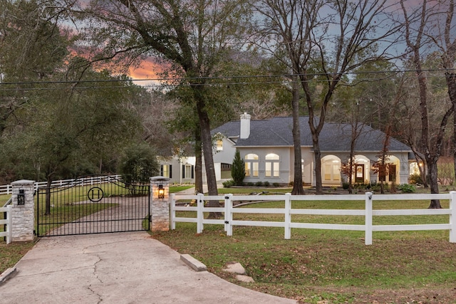 view of front of property featuring a lawn