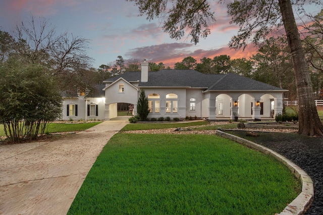 view of front facade with a lawn