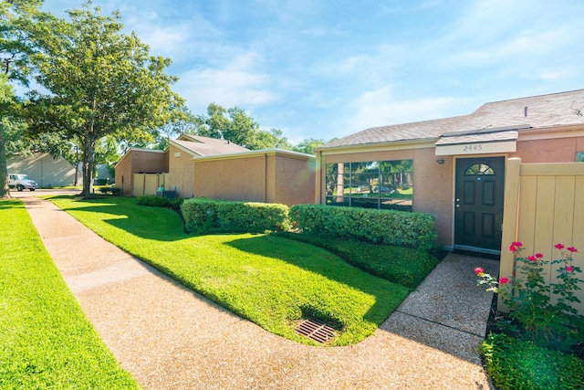 view of front of property with a front yard