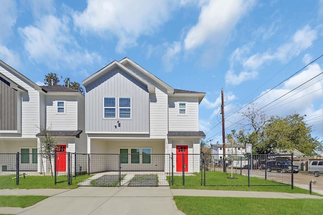 view of front facade featuring a front yard