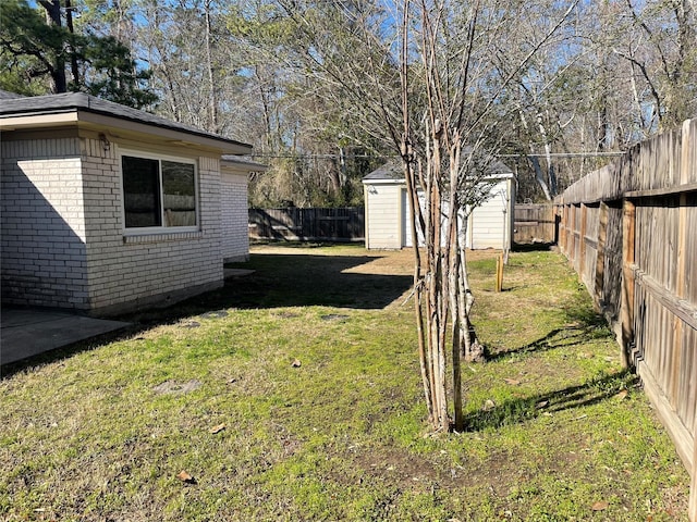 view of yard with a storage shed