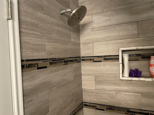 bathroom featuring tiled shower