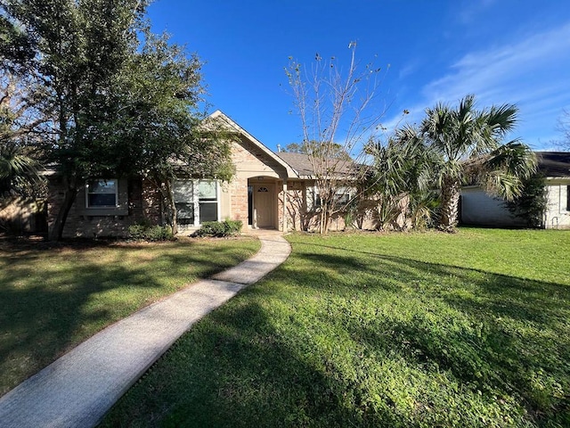 view of front of property featuring a front yard