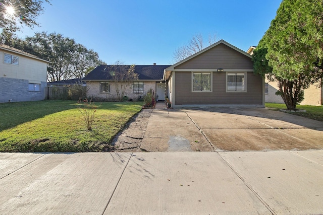 ranch-style home featuring a front lawn