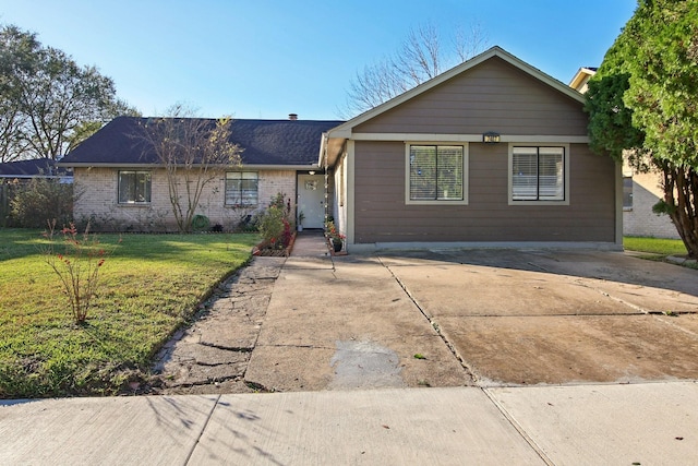 single story home with a front lawn