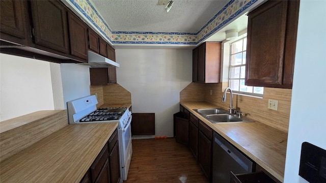 kitchen with dishwasher, sink, dark hardwood / wood-style floors, a textured ceiling, and white range with gas cooktop