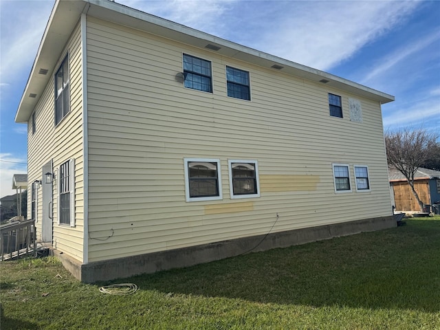 view of side of property featuring a lawn