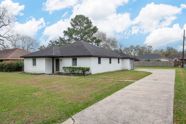 ranch-style house with a front yard