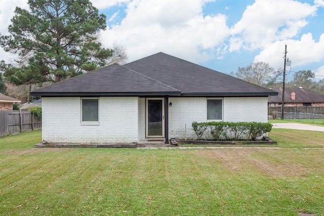 ranch-style home featuring a front lawn