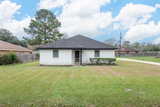 view of front facade featuring a front yard