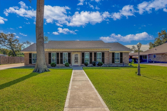 single story home with a front lawn