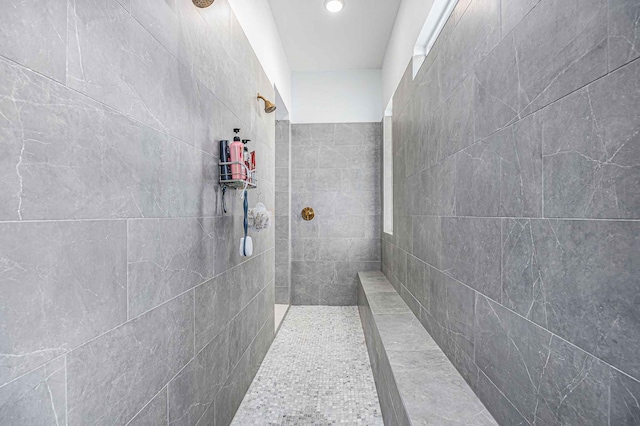 bathroom featuring a tile shower