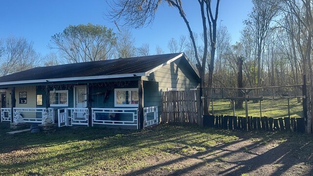 view of front of house featuring a porch and a front yard