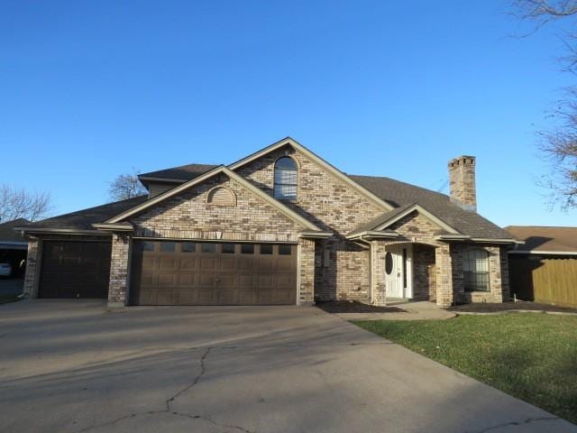 view of front facade with a garage