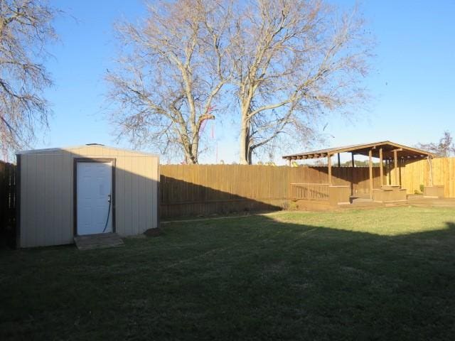 view of yard with a storage shed