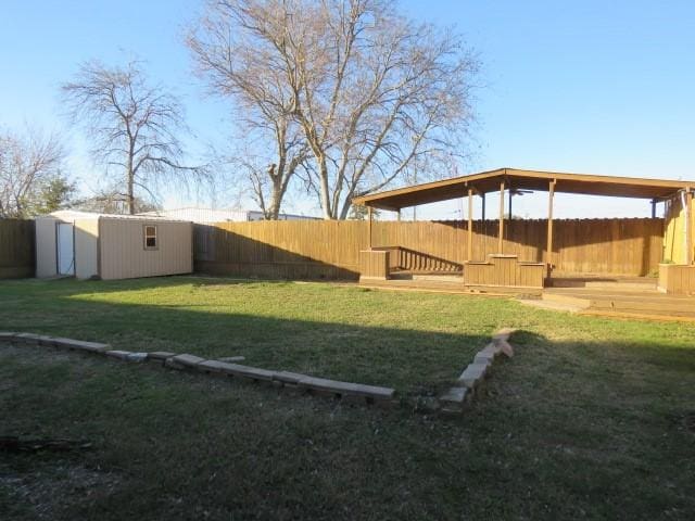 view of yard featuring a shed