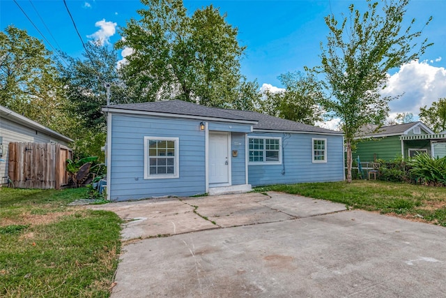 view of front of house featuring a front yard