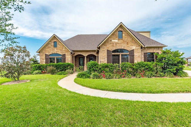 view of front of home featuring a front yard