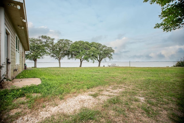 view of yard featuring a water view