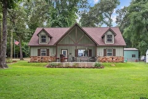 view of front of property featuring a front lawn