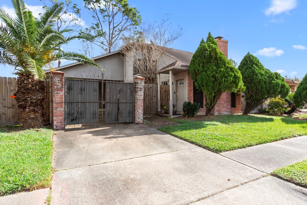 view of front of property featuring a front yard