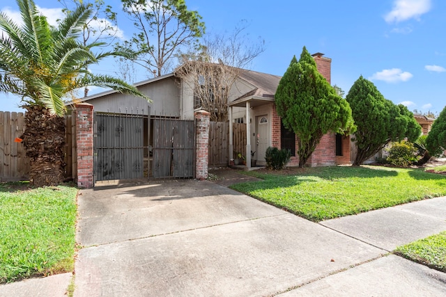 view of front of property featuring a front yard