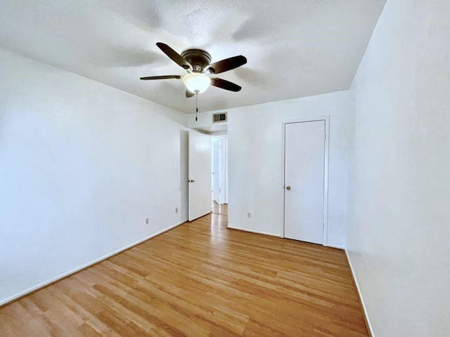 unfurnished bedroom with a textured ceiling, light hardwood / wood-style flooring, and ceiling fan