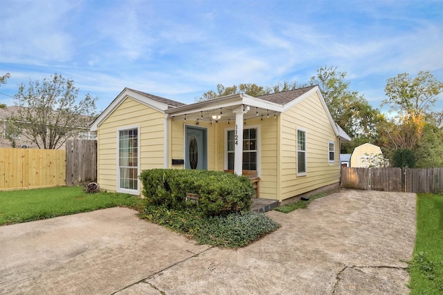 view of front facade featuring a patio and a front yard