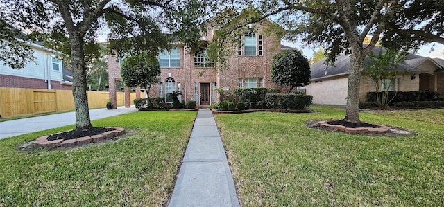 view of front of property featuring a front lawn